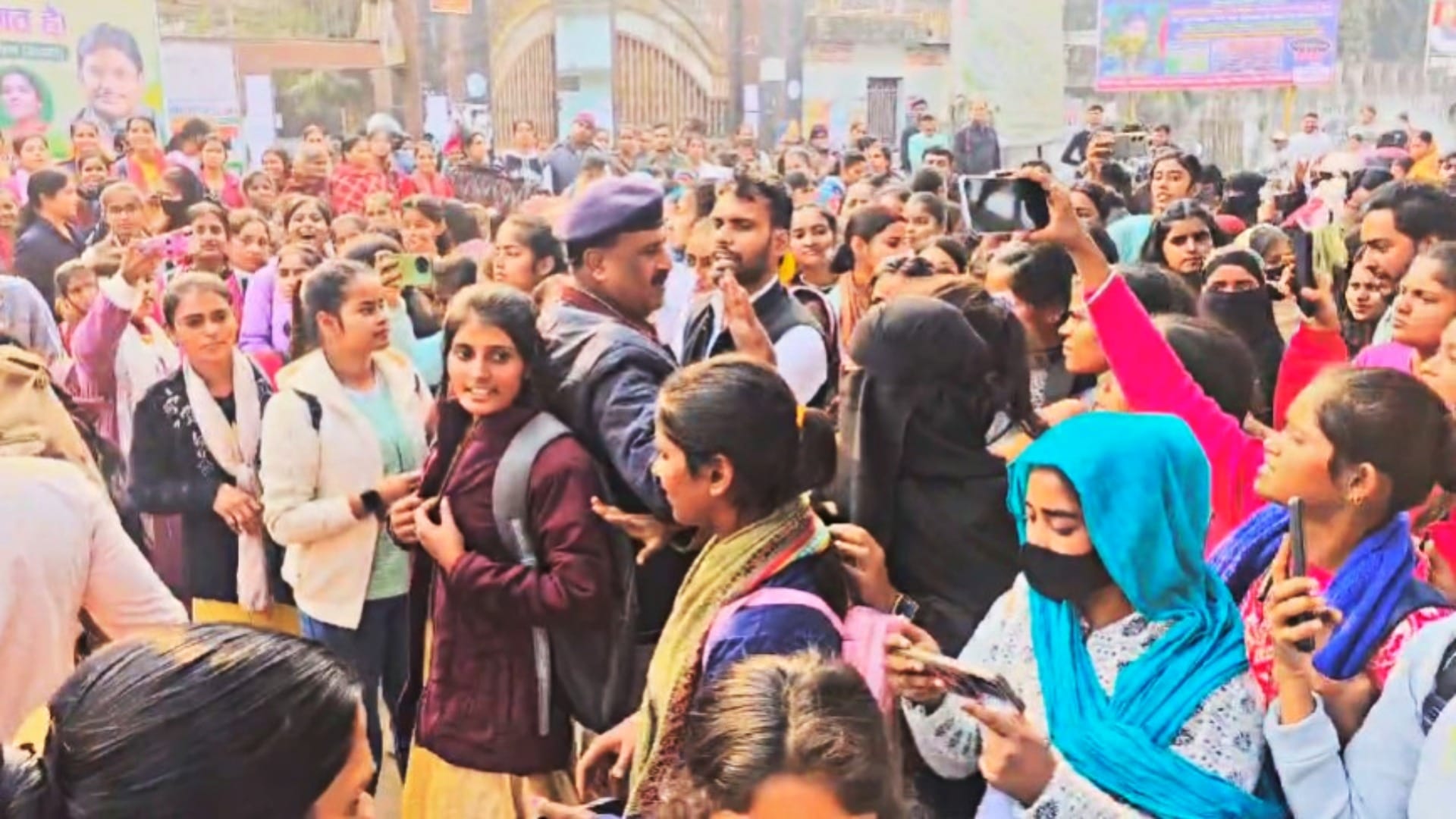 कॉलेज के बाहर प्रदर्शन करतीं छात्राएं