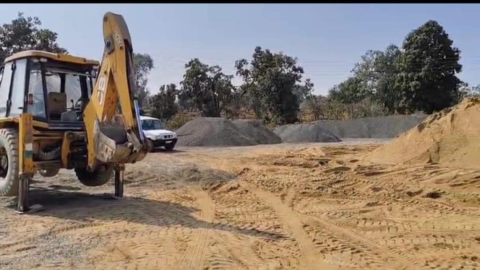 सैकड़ों ट्रैक्टर अवैध रेत जब्त