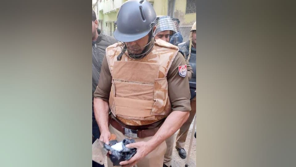 Sambhal Violence Houses near of SP MP Ziaur Rahman home searched two pistols and 93 packets of smack seized