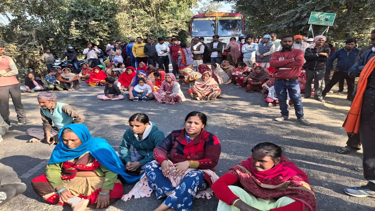 Actress son dies in bareilly Mother alleges murdered road blocked