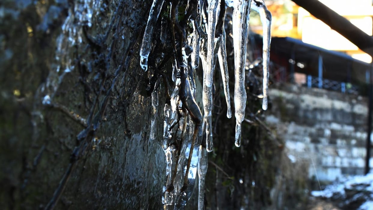 Himachal Weather Temperatures below zero in seven districts roads slippery Yellow alert for cold wave