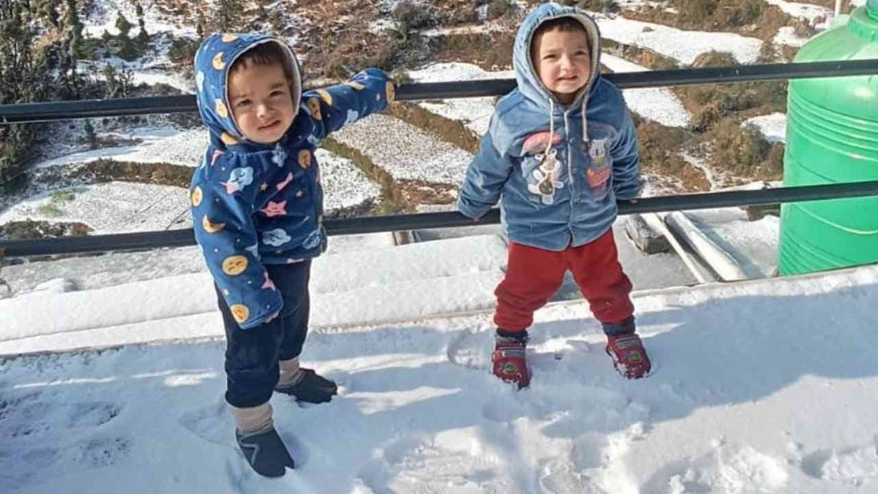 Snowfall Auli Tourists reached Auli enjoyed the snow and also took selfies Uttarakhand News in hindi