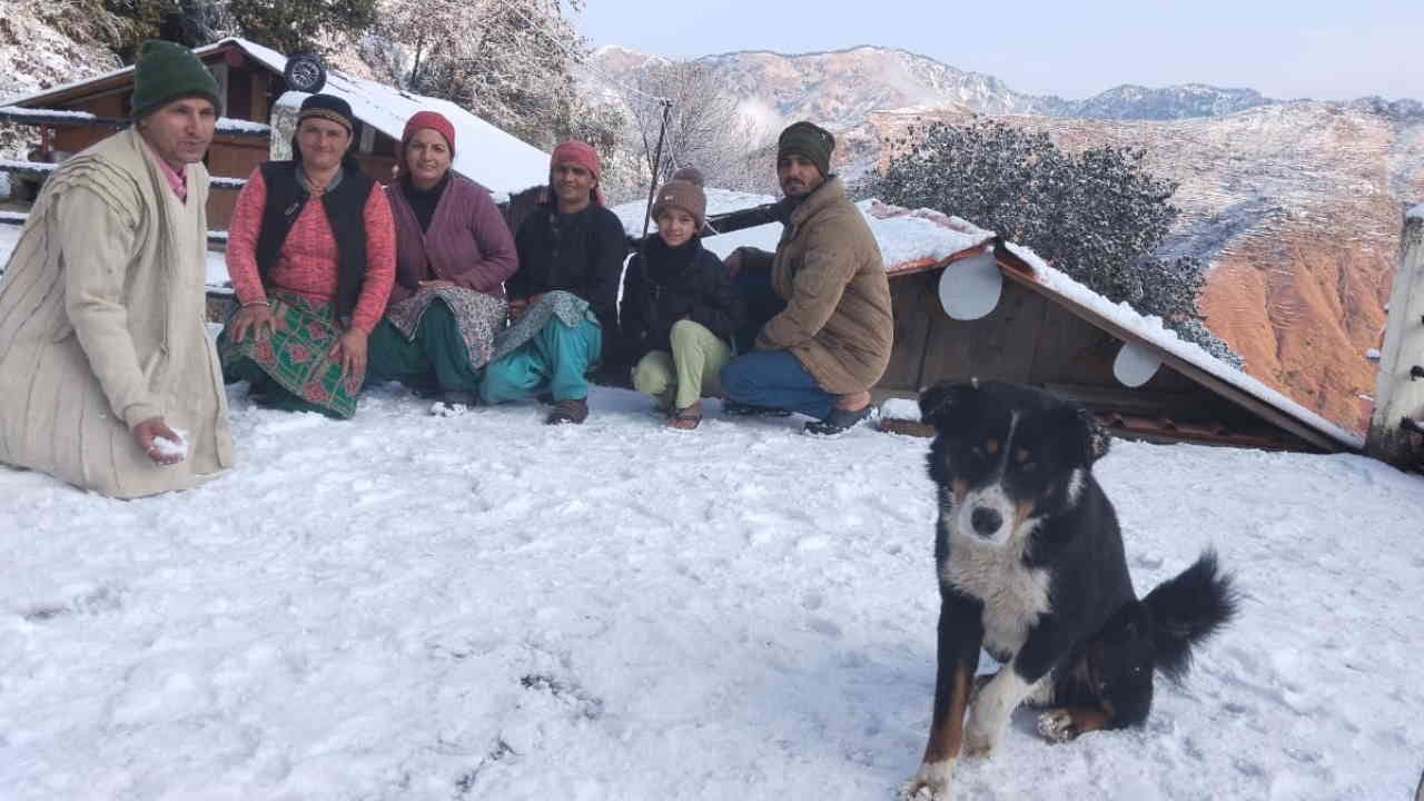 Snowfall Auli Tourists reached Auli enjoyed the snow and also took selfies Uttarakhand News in hindi