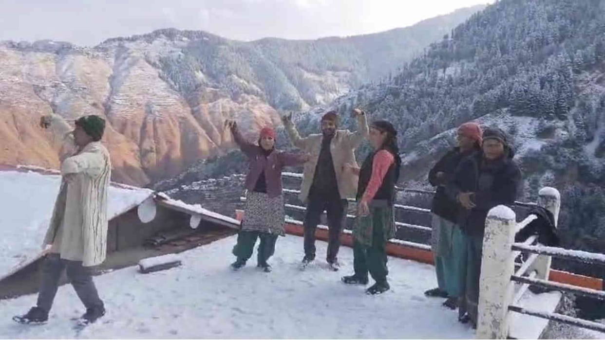 Snowfall Auli Tourists reached Auli enjoyed the snow and also took selfies Uttarakhand News in hindi