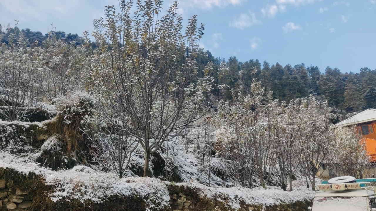 Snowfall In Uttarakhand Gangotri Yamunotri harsil Temperature reached minus water in pipes started freezing