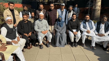 ताहिर हुसैन की पत्नी और उनके समर्थकों के साथ ओवैसी