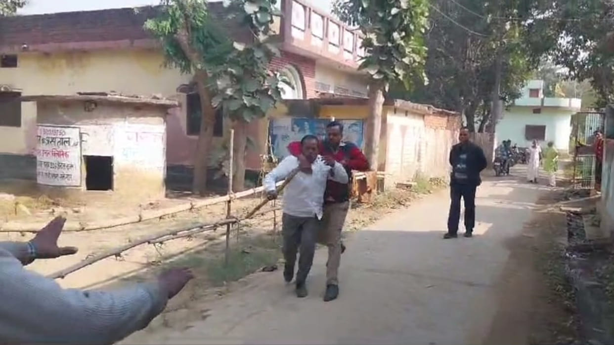 Clash, misbehavior with Revenue Department during land measurement in Deoria