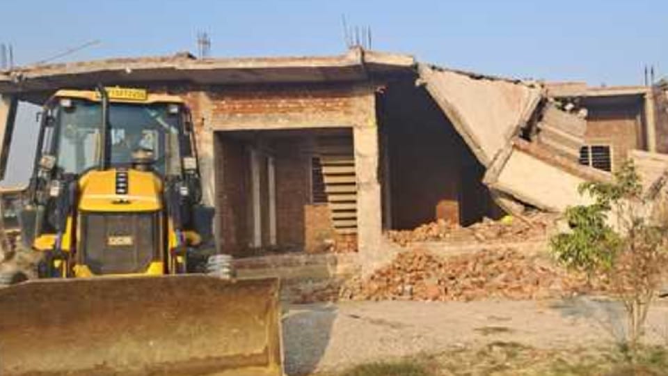 UP: Illegal flats of Dara Singh Prajapati were demolished, said - Sanjeev Balyan took action, video viral