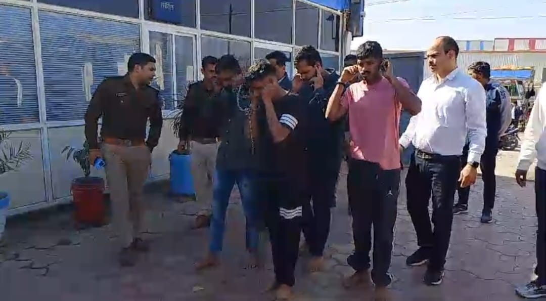 Indore: Those who vandalized Mahajan's son's service center took out a procession, organized a sit-in