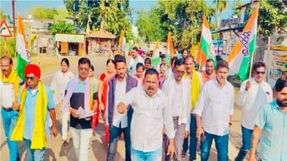 विरोध प्रदर्शन करते कांग्रेस के नेता और पदाधिकारी