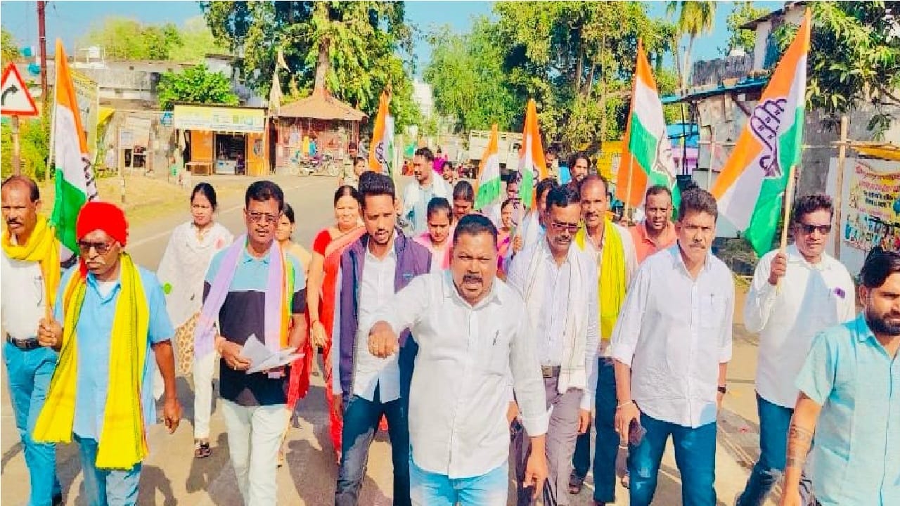 विरोध प्रदर्शन करते कांग्रेस के नेता और पदाधिकारी