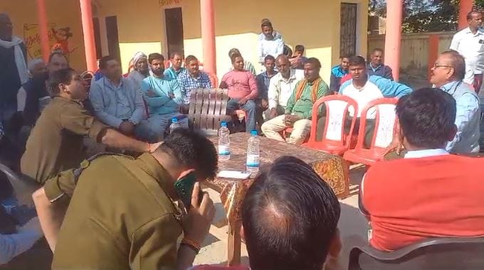 Farmers Protest Women road spades and hoes SEZ issue up after 20 years Panchayat for hours