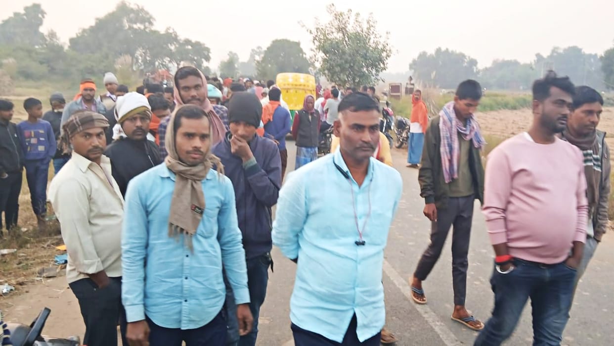 Bihar News: An uncontrolled school vehicle crushed a youth riding a scooter in Aurangabad, died on the spot