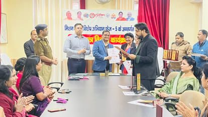 DM honored the women who made excellent contribution in Mission Shakti Phase-5 in Gorakhpur.