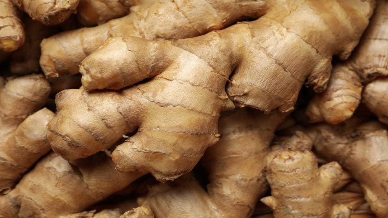 how to use ginger in hair care in hindi balon me adrak ka use kaise karein
