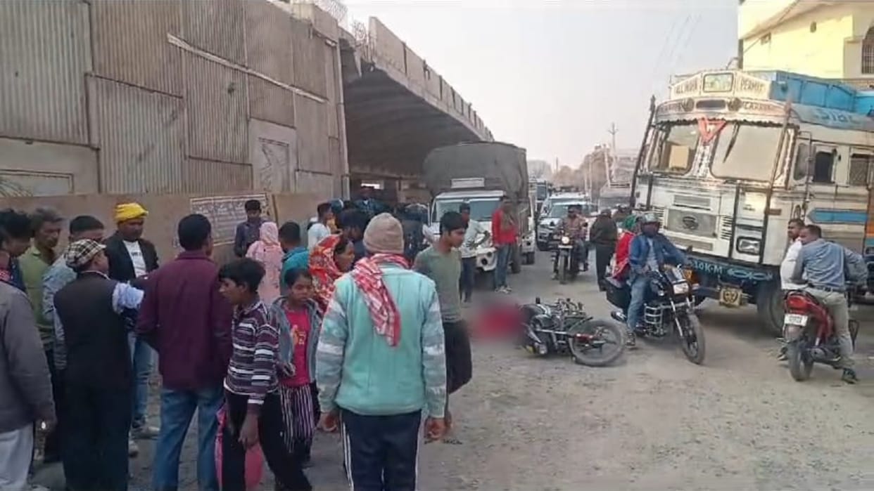 Gopalganj News: Uncontrolled truck crushed a lady teacher riding a bike, died on spot