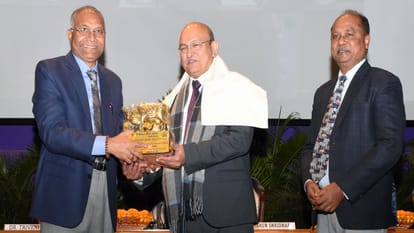 मुख्य अतिथि डॉ. तरूण श्रीधर का स्वागत करते निदेशक डॉ. त्रिवेणी दत्त
