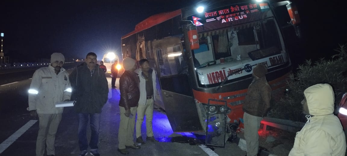 Kannauj Accident Bus tyre burst on expressway got stuck after hitting divider passengers narrowly escaped