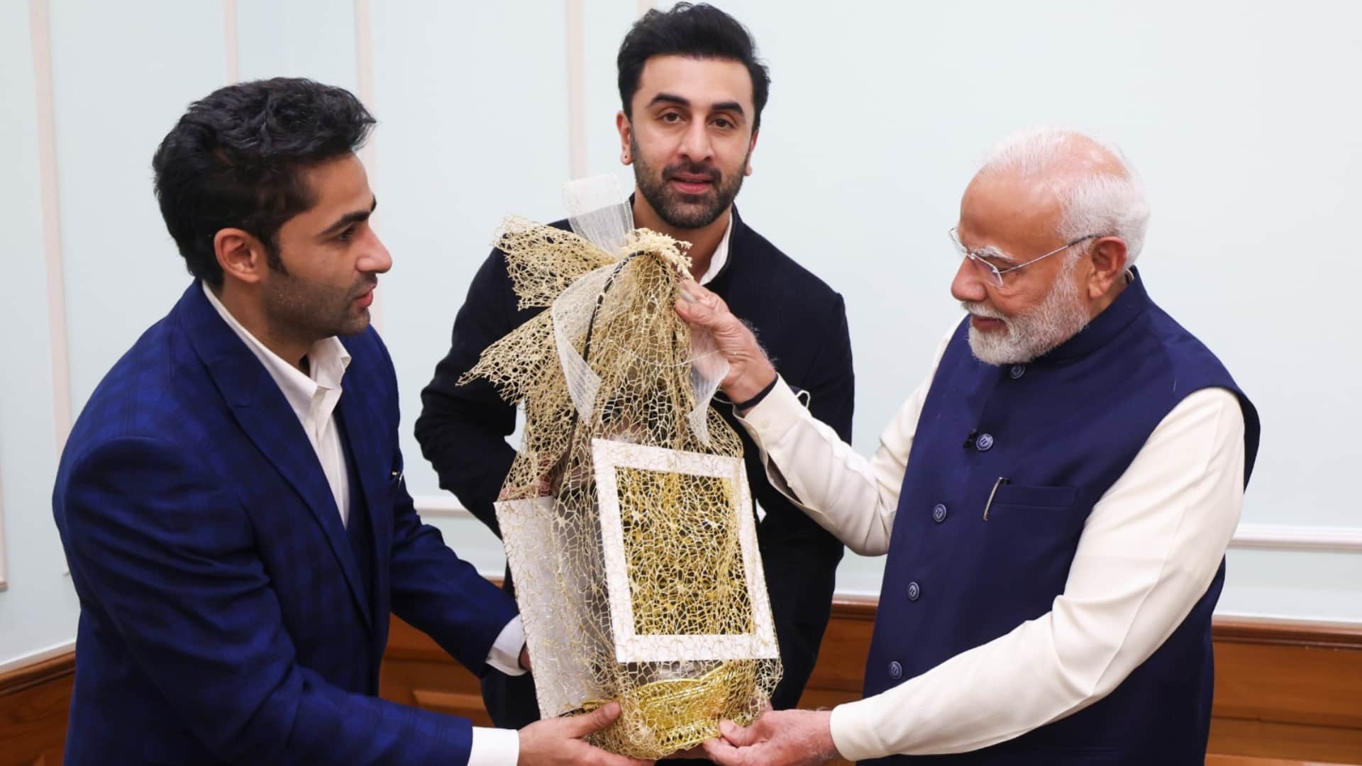 PM Modi meet kareena kapoor alia bhatt ranbir kapoor saif ali khan send special gifts to jeh taimur raha