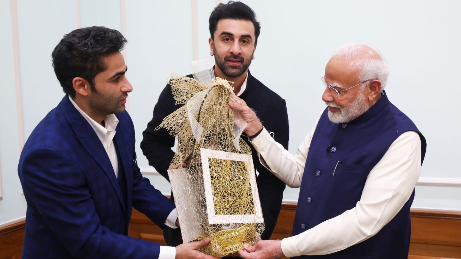 PM Modi meet kareena kapoor alia bhatt ranbir kapoor saif ali khan send special gifts to jeh taimur raha