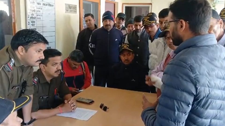 Attempt to burn ex-servicemen by pouring petrol on them in kashipur