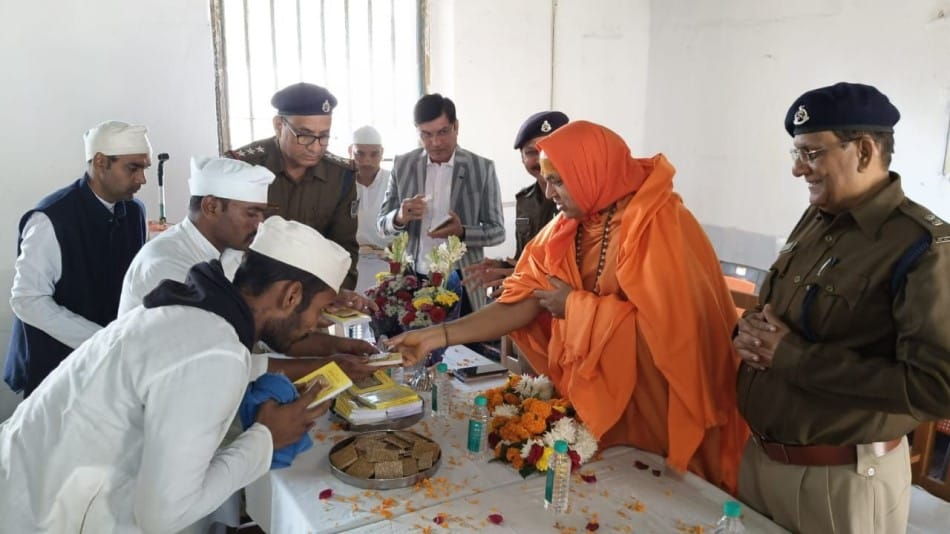 indore news crime jail kaidi Prisoners listened to Geeta