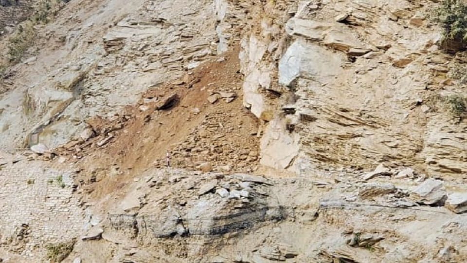 Debris falling from the hill in Quarab almora