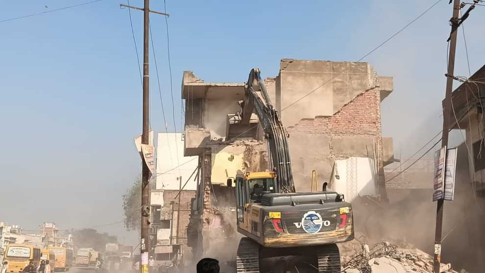 Bulldozer action in Varanasi House obstructing road widening demolished people protested compensation