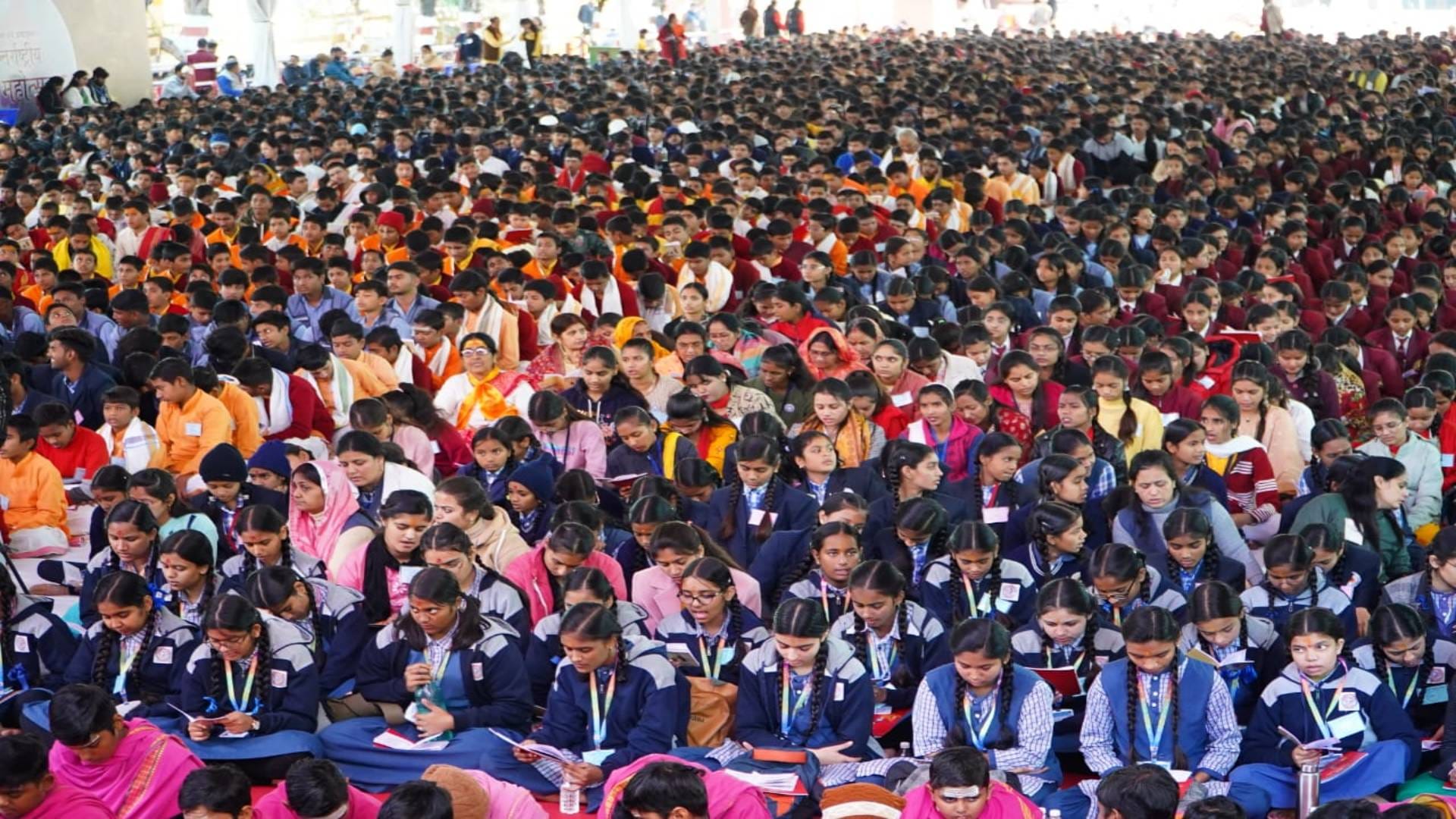 International Gita Festival 5108 people created record by reciting Gita collectively in Ujjain