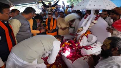Saint Siyaram Baba merged into five elements lakhs of devotees including CM Mohan Yadav bid farewell