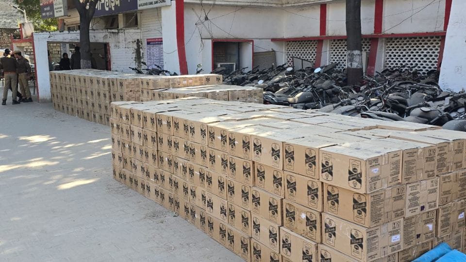Mathura Highway Police caught 600 boxes of English liquor going from Punjab to Chhattisgarh
