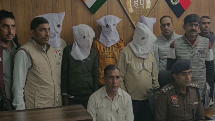 अंतरराज्यीय चोर गिरोह का पर्दाफाश:रेवाड़ी पुलिस ने पकड़े पांच लुटेरे, पांच कट्टे, 18 जिंदा कारतूस व गाड़ी बरामद