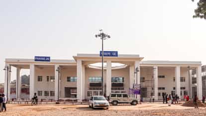 Goodbye 2024: Prayagraj got the gift of two Vande Bharats, the picture of the stations changed.