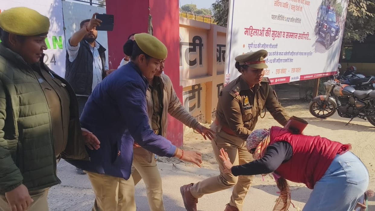 A girl protestnear SP office in Raebareli.