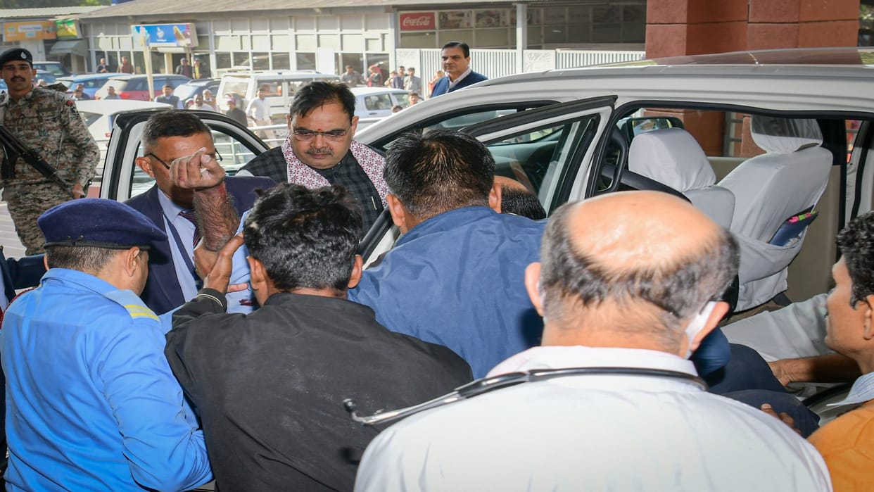 Rajasthan News: The car included in the CM's convoy overturned, CM took the injured car rider to the hospital