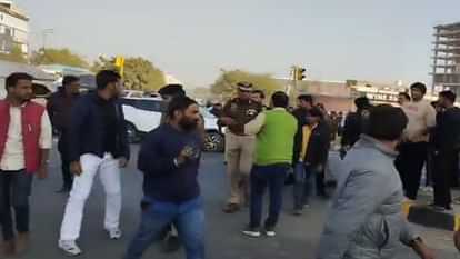 Rajasthan News : मुख्यमंत्री के काफिले में शामिल गाड़ी पलटी, घायल कार सवार को अस्पताल लेकर पहुंचे सीएम Rajasthan News: The car included in the CM's convoy overturned, CM took the injured car rider to the hospital
