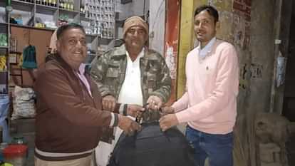 Jhunjhunu News: गहनों से भरा बैग लौटाकर दुकानदार ने पेश की ईमानदारी की मिसाल, इससे पहले भी कर चुके हैं ऐसा काम Jhunjhunu News: The shopkeeper set an example of honesty by returning the bag full of jewellery