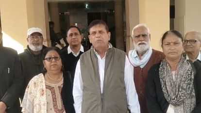 Rajasthan News : सेवानिवृत्त पुलिसकर्मियों ने किरोड़ीलाल मीणा के खिलाफ मोर्चा खोला, सीएम को दिया ज्ञापन Rajasthan News: Retired police personnel opened front against Kirodilal Meena, submitted memorandum to CM
