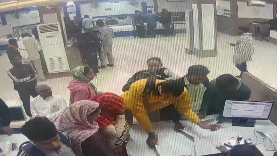 Two women abscond after stealing rs one lakh from bag of retired Navy officer in Samalkha Panipat video viral