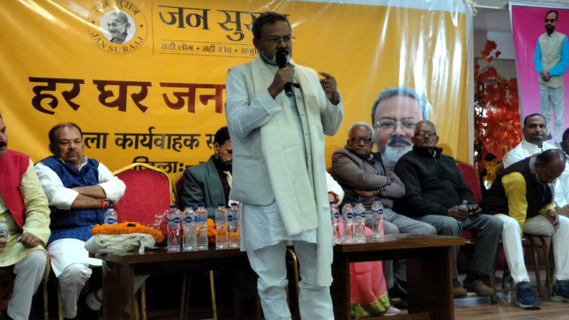 कार्यकर्ताओं से संवाद करते जन सुराज प्रदेश अध्यक्ष मनोज भारती