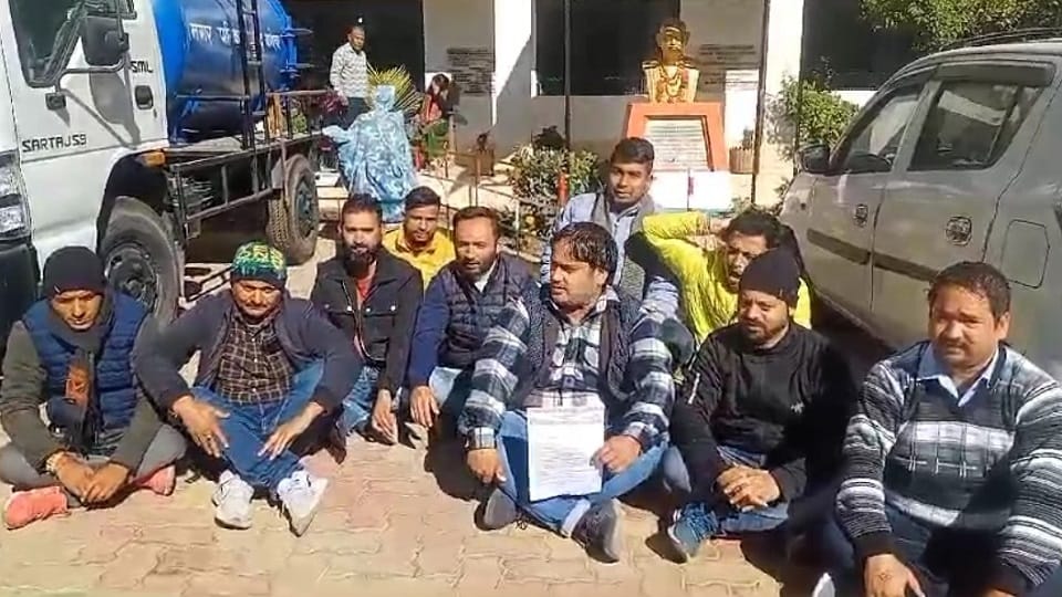 Congressmen protest in the municipality regarding ten-point demands in bageshwar