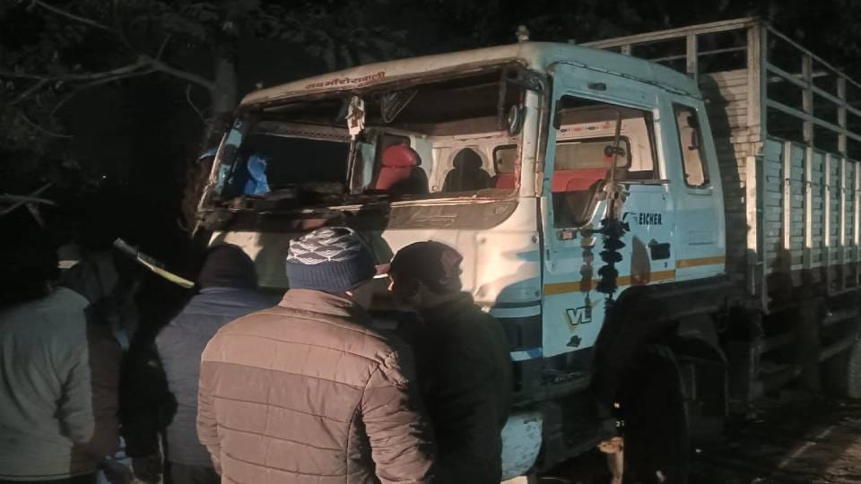 uncontrolled DCM collided with dhaba and paan shop In Bahraich one dead while three people injured