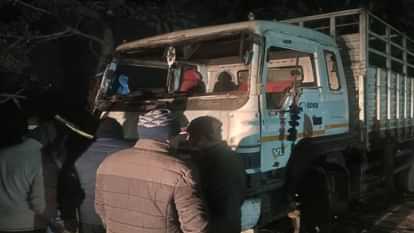 UP News: अनियंत्रित डीसीएम ने ढाबों और पान की ढाबली में मारी टक्कर, एक की मौत... तीन लोग गंभीर रूप से घायल uncontrolled DCM collided with dhaba and paan shop In Bahraich one dead while three people injured