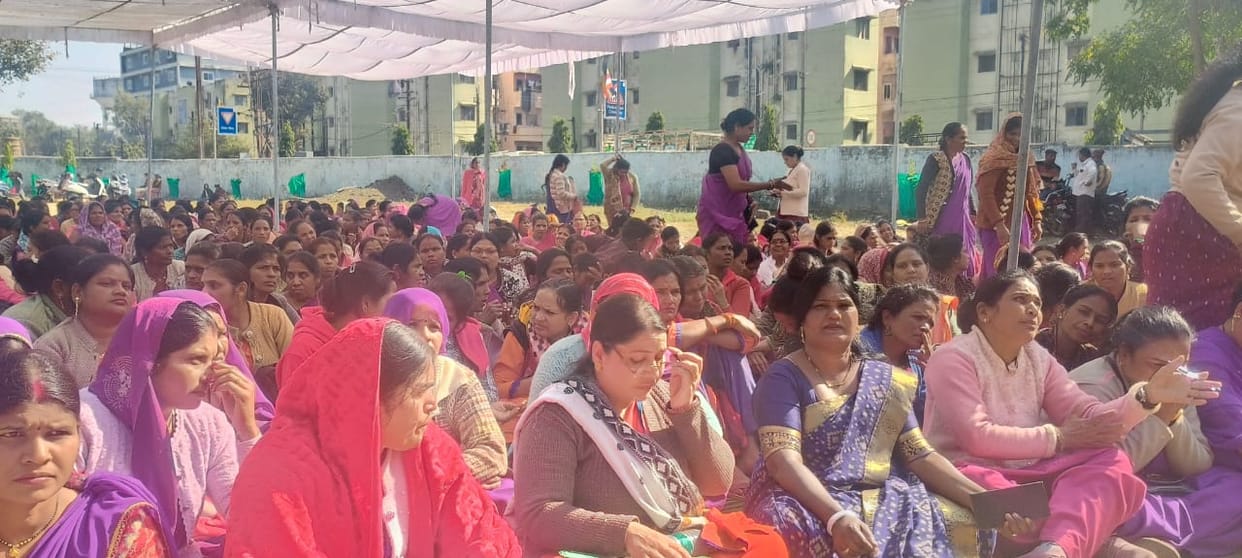 Bhopal: Asha-Usha workers from across the state demonstrated in Bhopal, said- Former CM's announcement has not