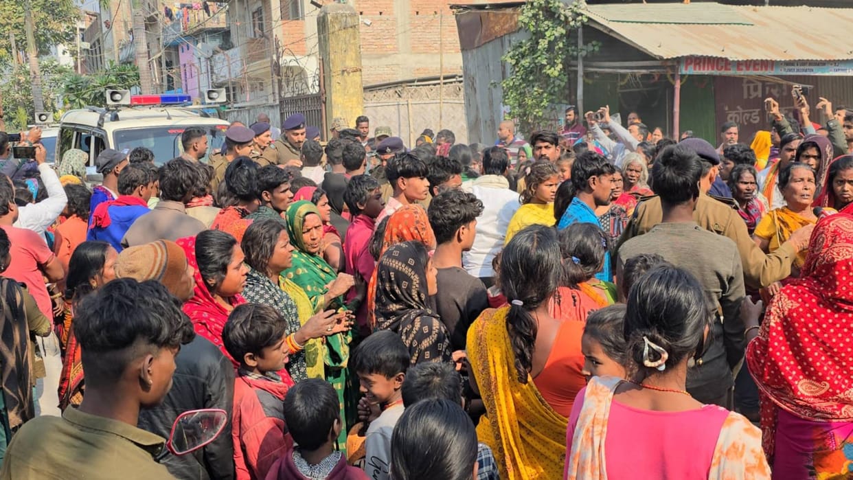 Bihar Women held Begusarai DM hostage got angry at government police from seven police stations were present