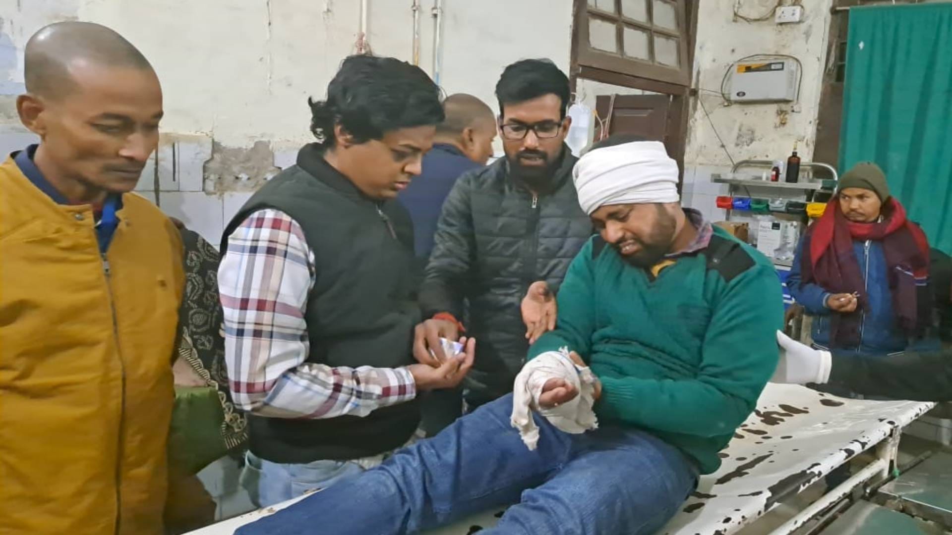 Crime In Bihar Darbhanga miscreants shot priest of Kankali temple injured is witness in this murder case