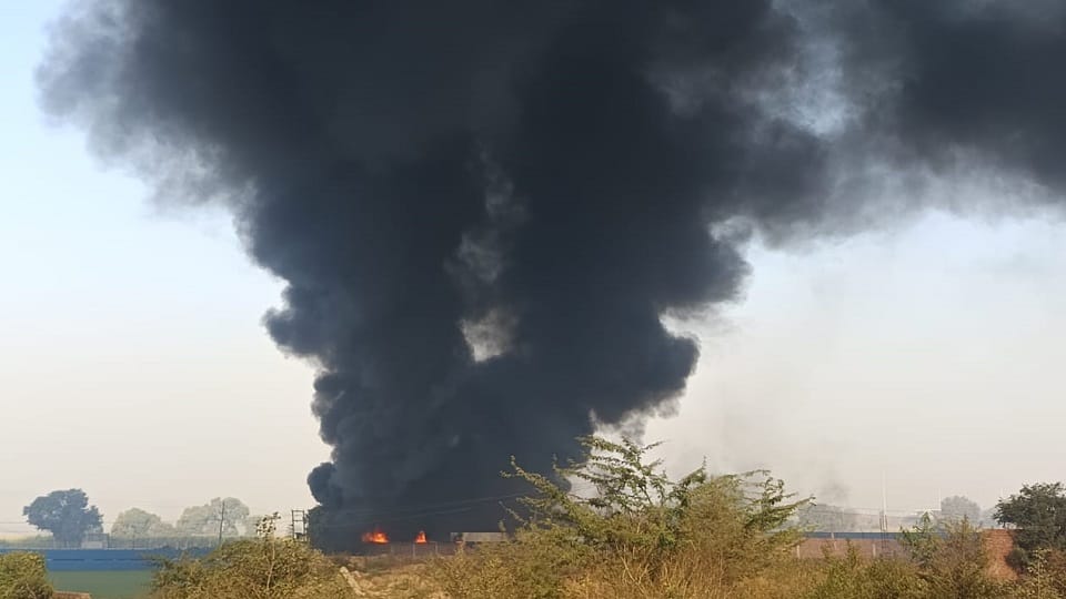 Baghpat: Massive fire in the scrap factory of Minister of State KP Malik's brother