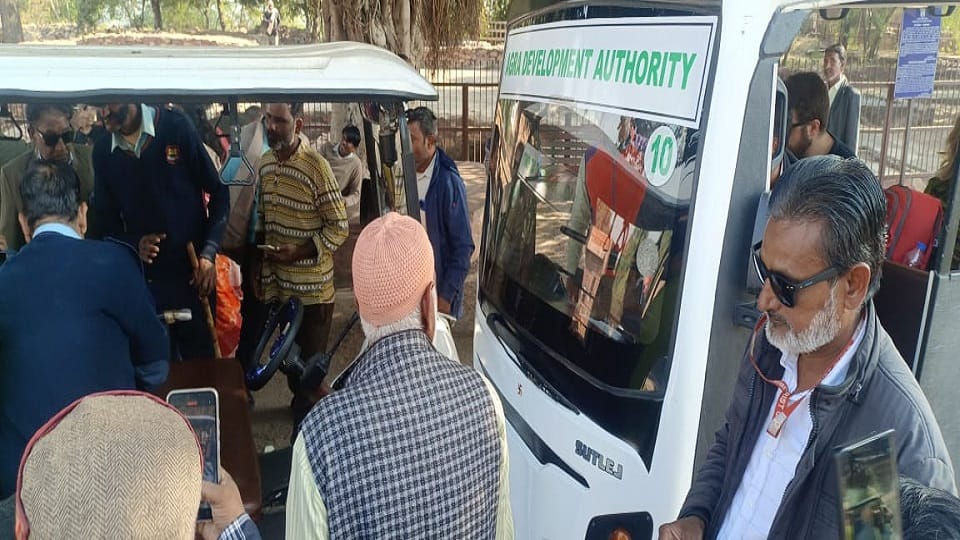 Fatehpur Sikri Golf cart collided in front of Diwan-e-Aam booking window many injured including female tourist