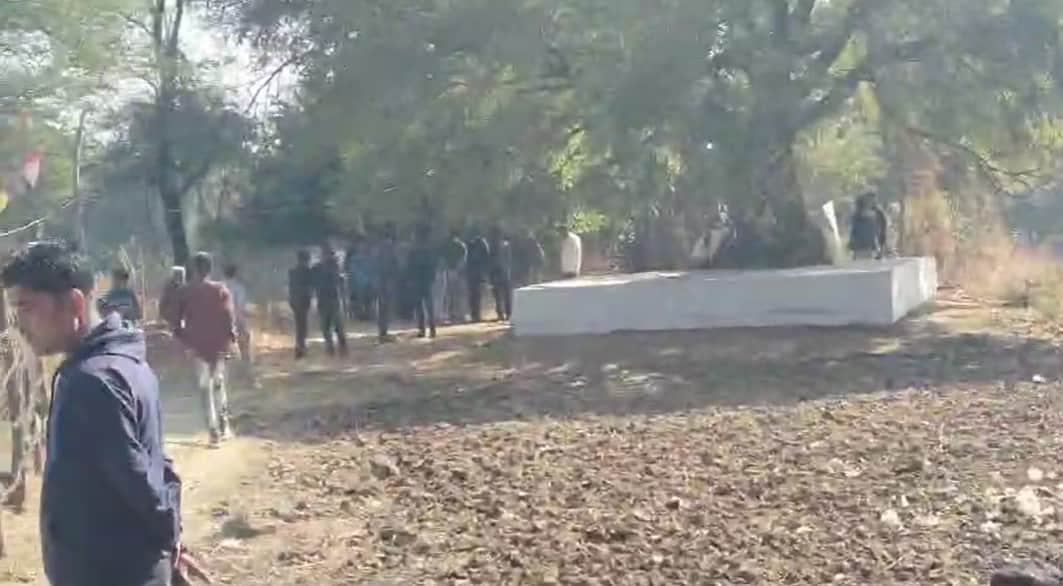 घटनास्थल पर जुटी भीड़