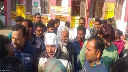 UP News: स्कूल में मोबाइल जब्त किया... तो छात्रों ने शिक्षक पर चाकू से किया हमला, गंभीर रूप से घायल two children attacked teacher and seriously injured him In Bahraich
